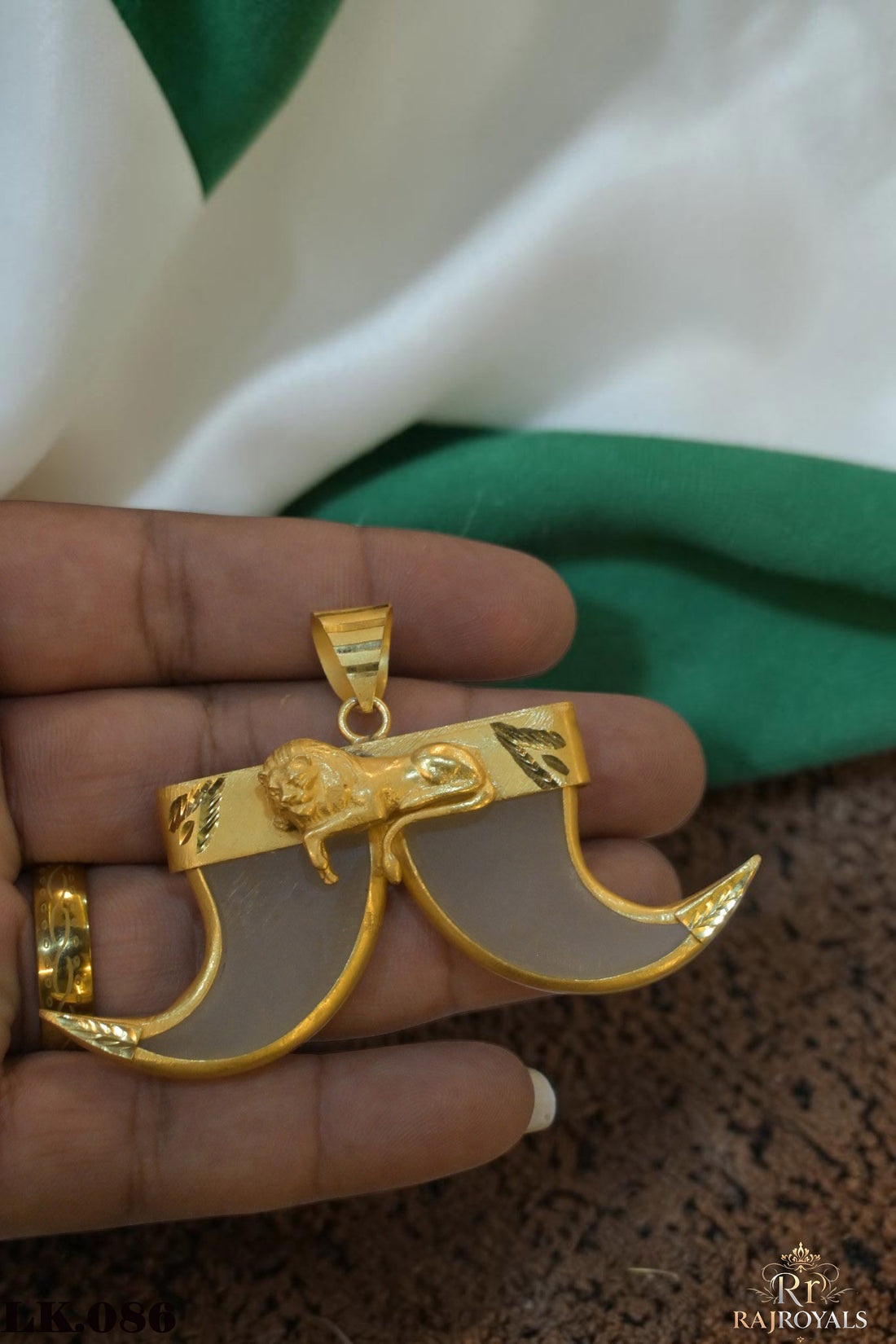 LION HighGold Pleted Artificial Nail Pendant LK.086